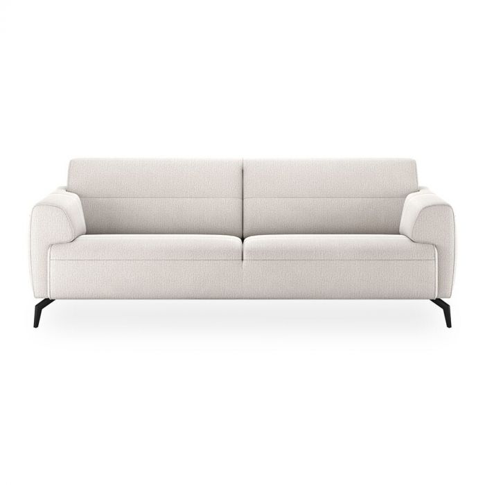 Vooraanzicht Bank Laval van Happy@Home, in beige stof, zwart metalen slanke poten en 3.5 zitplaats. Vaste kussens en moderne uitstraling.