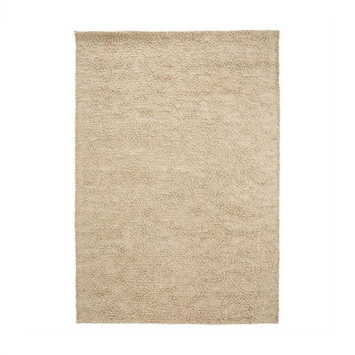 Beige kleurig tapijt met een zachte, pluizige structuur en een eenvoudige, tijdloze uitstraling.