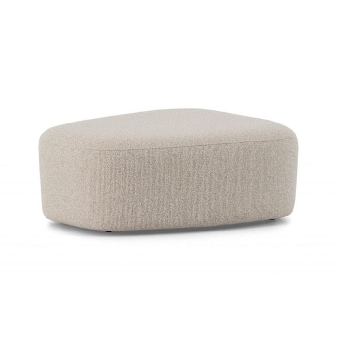 Montèl Hocker Sender Naturel Ivory van voren gezien met zachte, afgeronde vormen en bekleding in een lichte ivory-kleur.