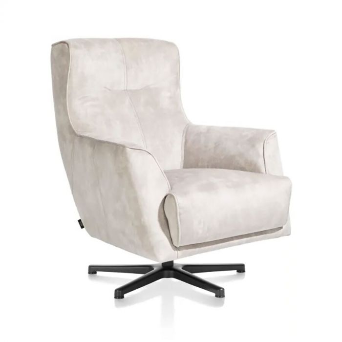 Schuin vooraanzicht van draaifauteuil Roskilde met een zachte, beige bekleding en een zwarte metalen draaivoet.