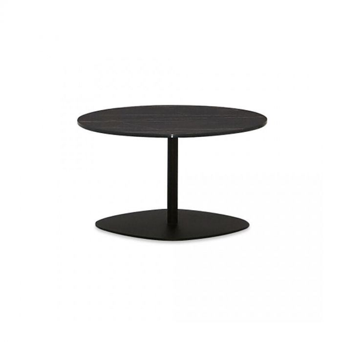 Bijzettafel Lizz van Montel met een rond zwart tafelblad en een ovaalvormige voet, verbonden door een slanke metalen poot. Het blad heeft een subtiele marmerstructuur.