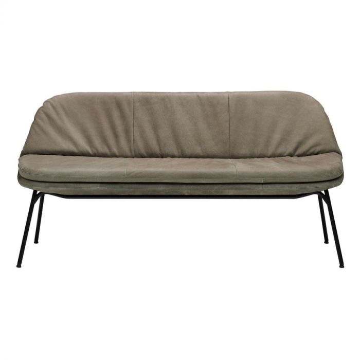 Jess Design eetkamerbank Curtis in taupekleurige bekleding, frontaal gefotografeerd met zicht op de afgeronde rug- en zitkussens.