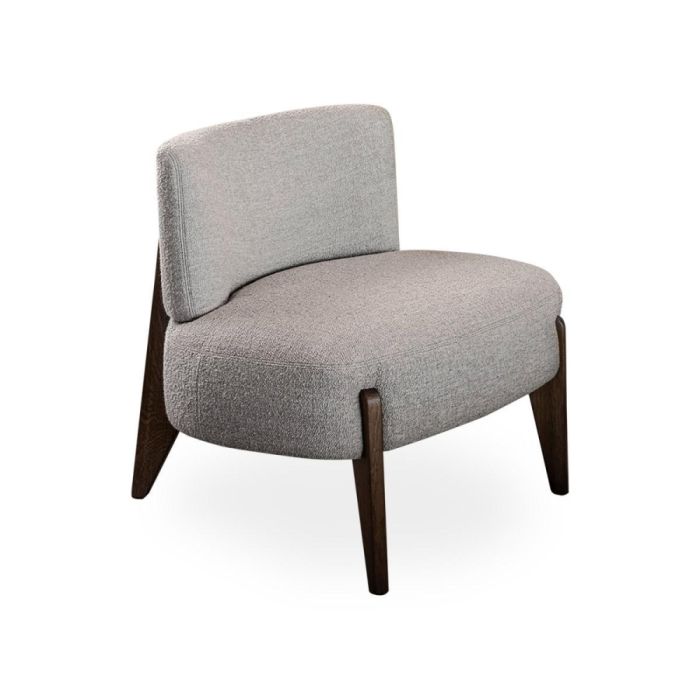 Fauteuil Azul van Passe-Partout in lichtgrijze stof met houten poten, gefotografeerd tegen witte achtergrond.