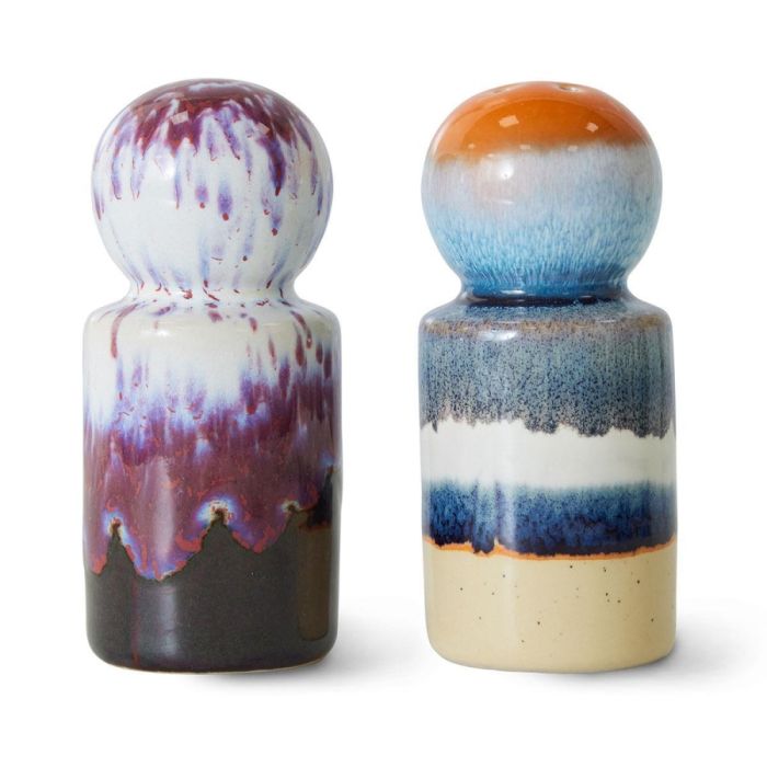 Twee keramische HKLIVING 70's Ceramics peper- en zoutstellen Stargaze in blauw, oranje en paars tinten tegen witte achtergrond.