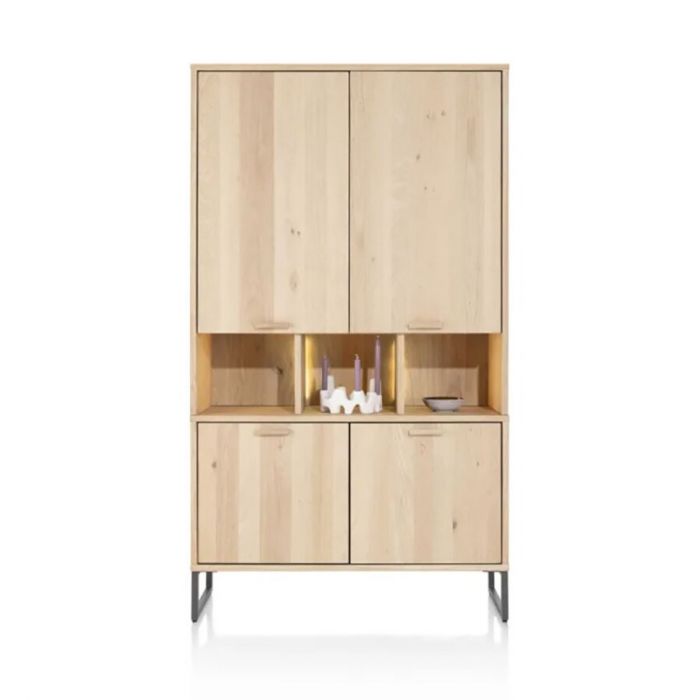 Bergkast Castello in licht hout met vier deuren en een open vak met sfeerverlichting in het midden.