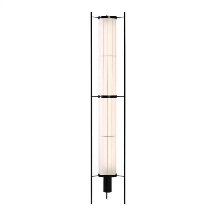 Vloerlamp K–46 Tunable in staande positie met wit diffuus licht en zwart frame.
