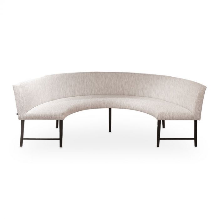 Halfronde eetkamerbank Penelope in een moderne witte stof, staand op een zwart frame van metaal.