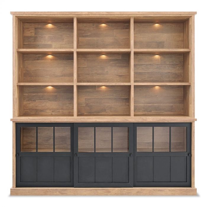 Grote wandkast van bruin melamine met 9 open vakken en 3 zwarte schuifdeurtjes. Inclusief LED-verlichting. Gezien recht van voren.