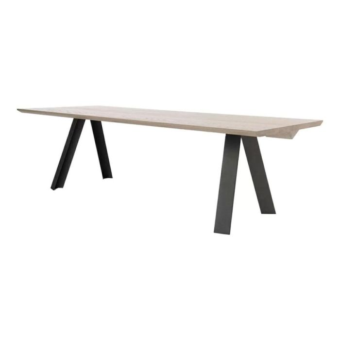 Bert Plantagie eettafel Tristan met licht eiken blad en zwart metalen A-poten op witte achtergrond