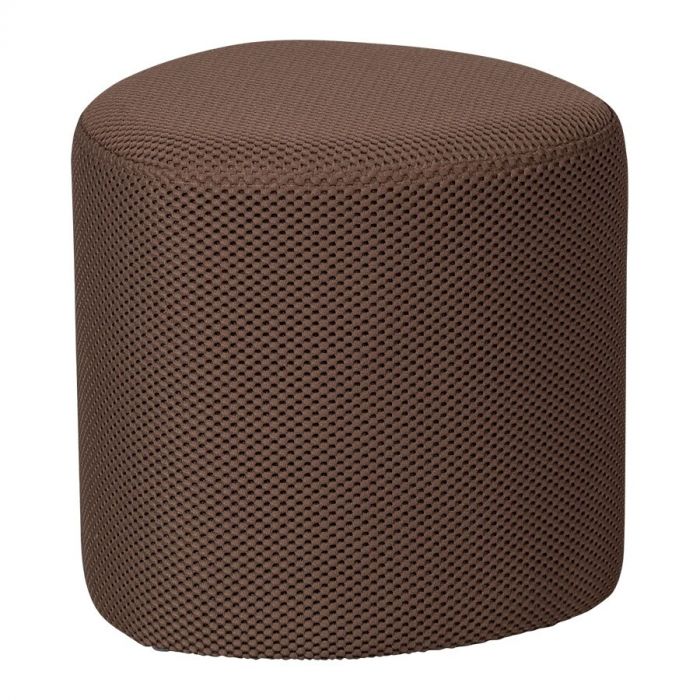 Vooraanzicht donkerbruine organische poef in 3D gaatjesstof Puuk van WOOOD.