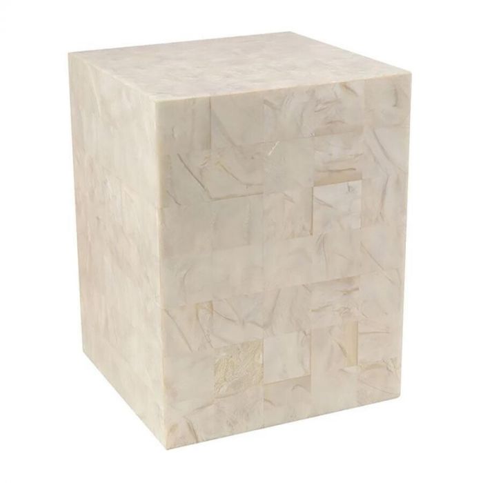 Rechthoekige bijzettafel van vtwonen met een luxe parelmoer afwerking, gemaakt van hars, met een modern en strak ontwerp.