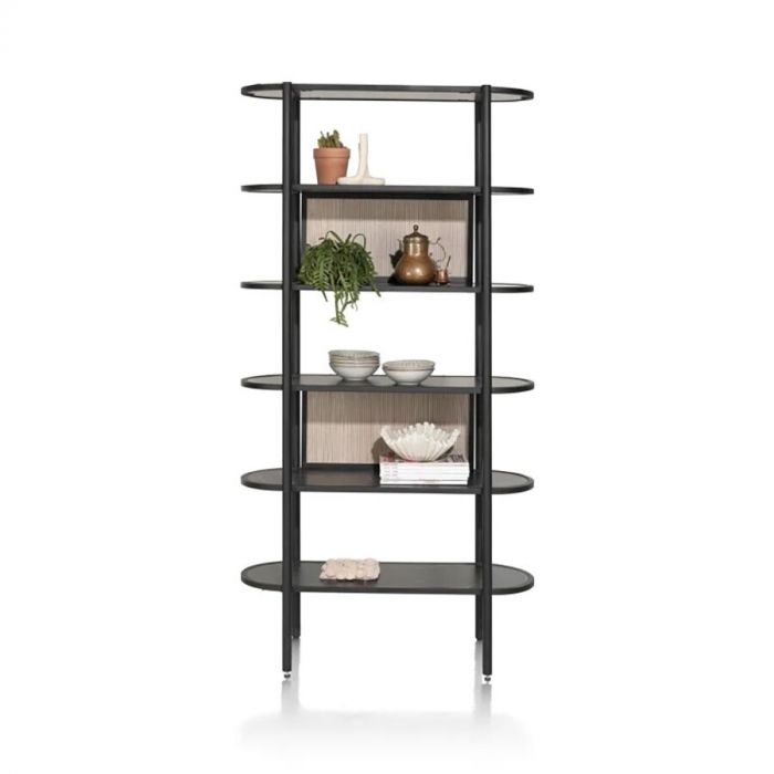 Vooraanzicht boekenkast Aramon van XOOON De kast heeft vier zwarte, ronde stokken met hiertussen 6 halfronde, zwarte legplanken. op 2 plekken zit een beige achterkant met latjes.