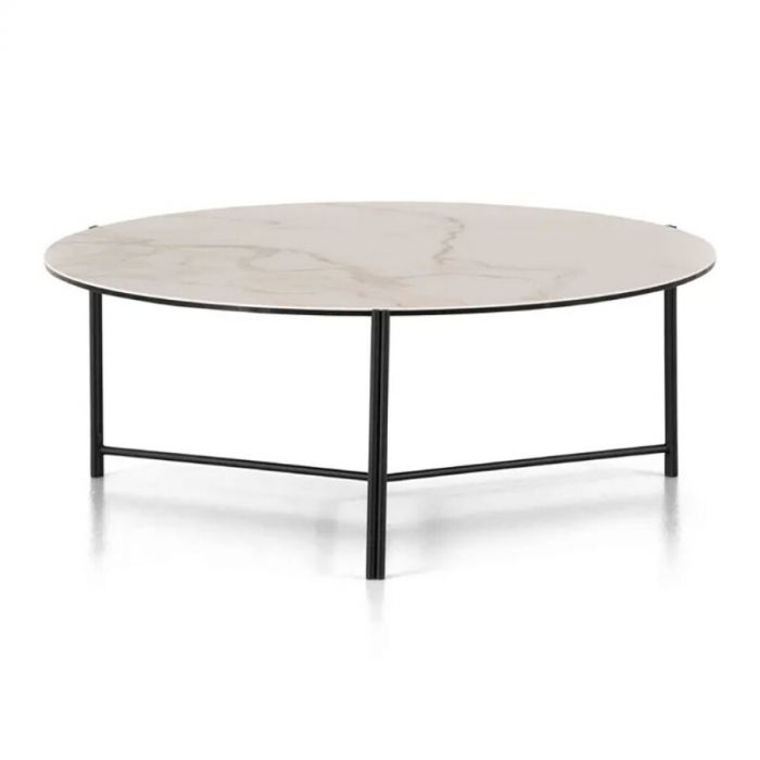 Ronde industriële salontafel van Montel met wit keramieken blad en drie zwart metalen poten.