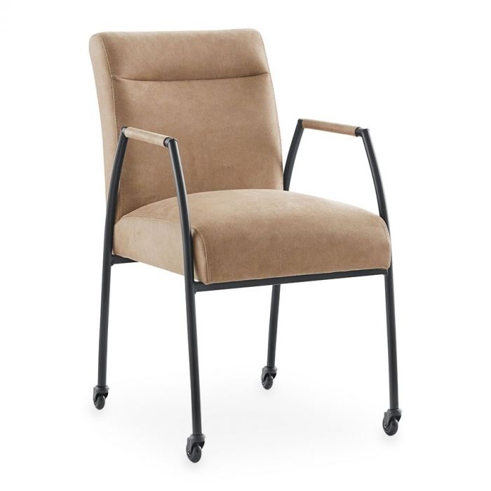 Voorkant van eetkamerstoel Orense uitgevoerd in bruin microleder. Met een zwart buisframe met gestoffeerde armleggers, getoond op een witte achtergrond.