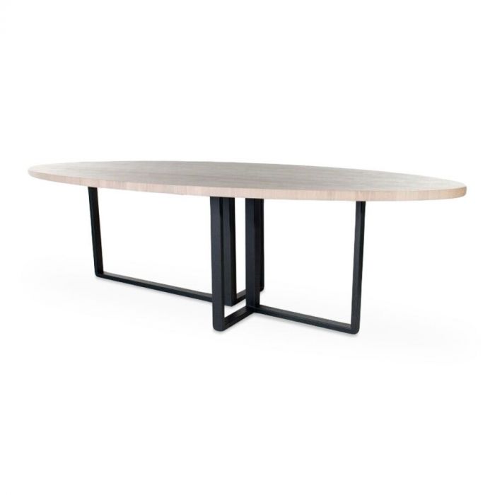 Vooraanzicht eettafel Eris van Bert Plantagie met ellips licht eiken tafelblad en zwart metalen symmetrisch onderstel. 