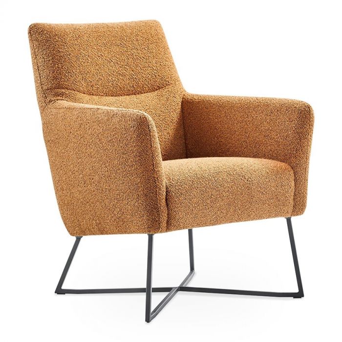 Fauteuil Varne met oranje bekleding en zwart metalen buisframe, vooraanzicht.