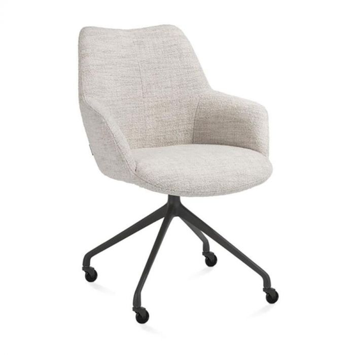 Eetkamerstoel Mats vooraanzicht – Moderne eetkamerstoel met zachte gemêleerde bekleding in beige, een kuipvormige zitting en een draaibaar zwart metalen onderstel.