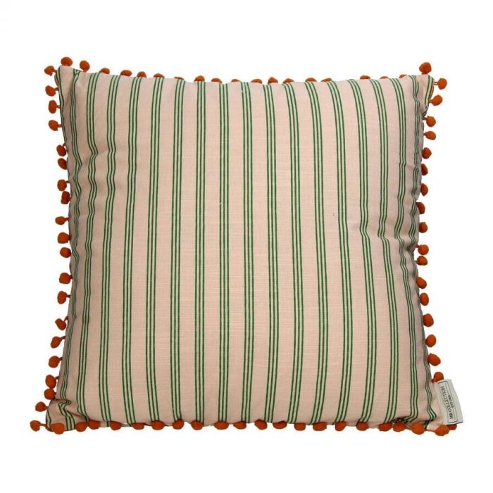 Vierkant kussen met lichtbeige achtergrond en groene verticale strepen, afgewerkt met feloranje pomponnetjes langs de randen.