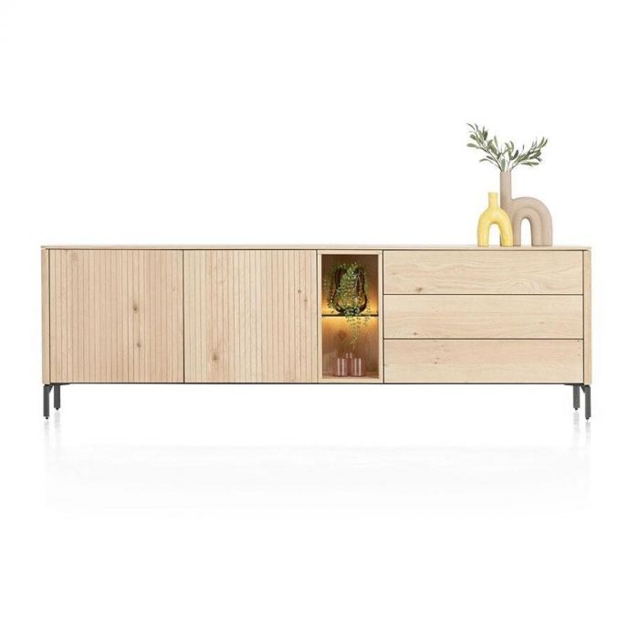 Dressoir Trenton in naturelkleurig eikenfineer met ledverlichte niche en metalen onderstel.