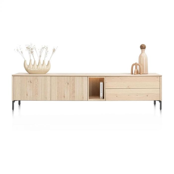 Lowboard Trenton van eikenfineer in naturel met latjesmotief, metalen poten en decoratieve accessoires op het blad.