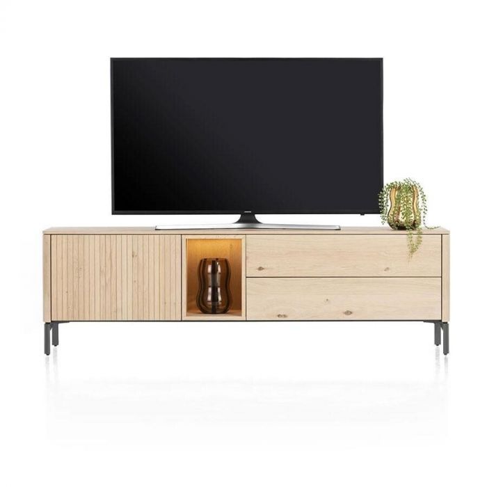 Lowboard Trenton in naturelkleur eikenfineer met latjesmotief, tv erop geplaatst.