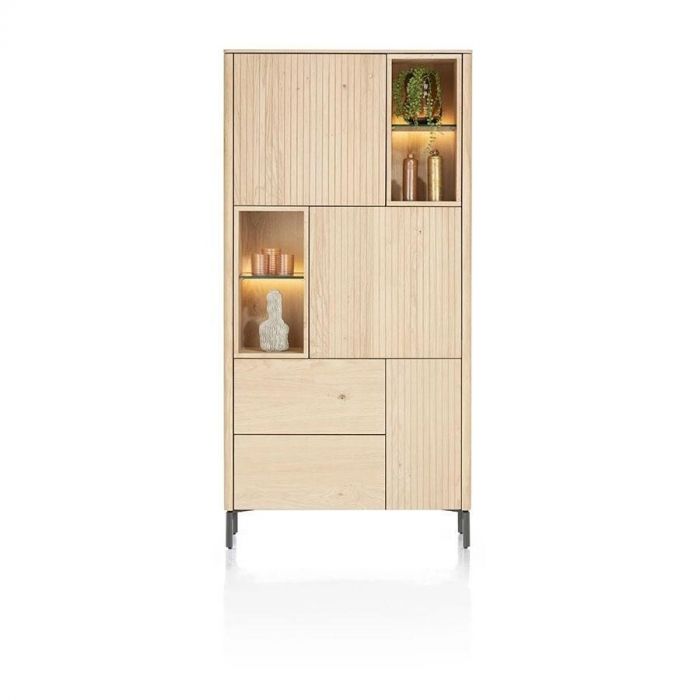 Bergkast Trenton in naturelkleurig eikenfineer met ledverlichte niches, gesloten deuren en lades.