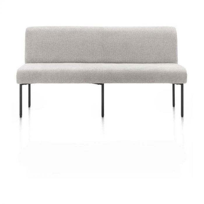 Eetkamerbank REVERSO van XOOON in kiezelkleurige chenillestof, met een slank grafietkleurig metalen onderstel, geschikt voor moderne interieurs.