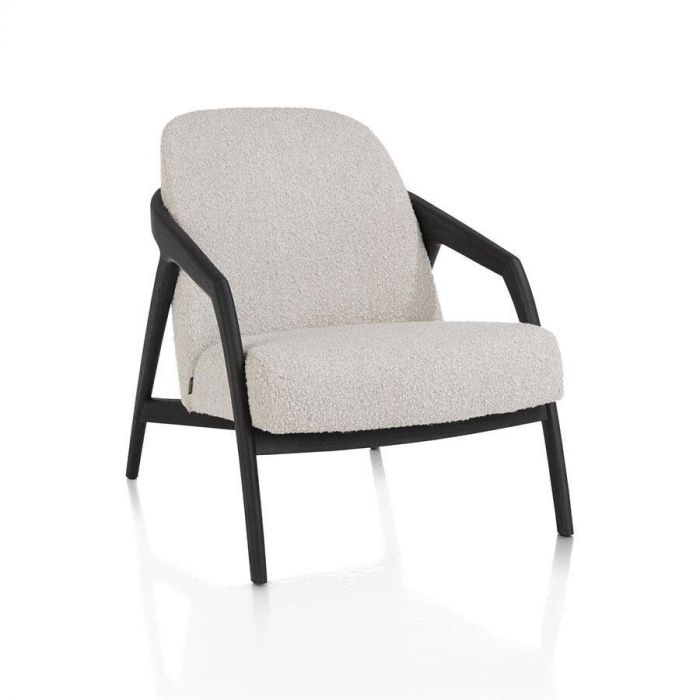 Schuin vooraanzicht van fauteuil Dante in crèmekleurige boucléstof met een massief antracietkleurig eikenhouten frame.