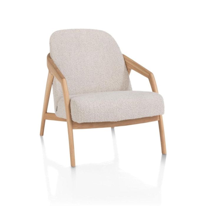 Fauteuil Dante in crèmekleurige boucléstof met eikenhouten frame, gezien schuin van voren.