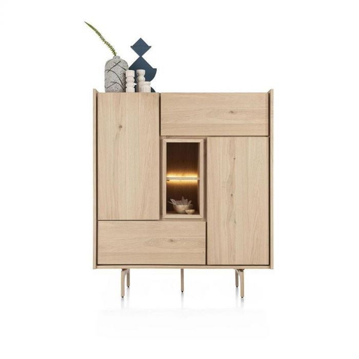 Highboard Valgard in naturelkleurig eikenfineer met ledverlichting en een greeploos ontwerp.