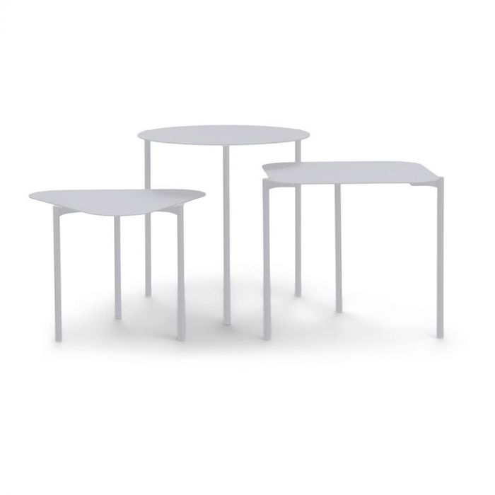 Grijze bijzettafelset Lyon in het grijs. Drie tafeltjes van metaal in een grijze kleur en een minimalistische uitstraling.