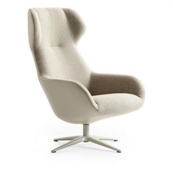 Vooraanzicht van de Pode Spot Three draaifauteuil in licht gemêleerde stof met hoge rug en oorvormige hoofdsteun.