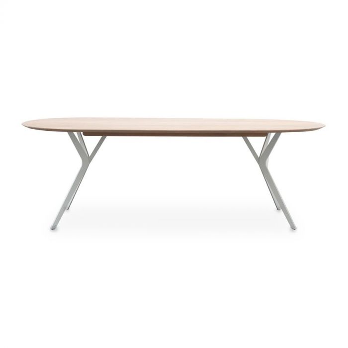 Houten ovale eetkamertafel met een licht metalen onderstel, geschikt voor moderne en Scandinavische interieurs.