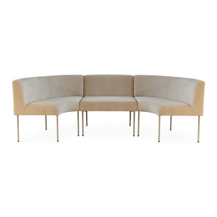 Beige hoekbank Dio met slanke metalen poten, perfect voor moderne eetkamerinterieurs.