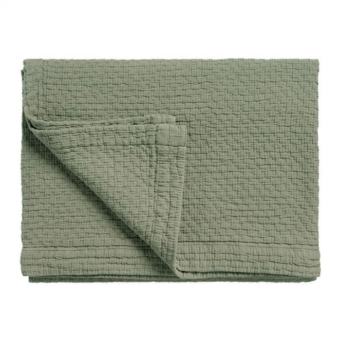 Pure 82 bedsprei in olijfgroene kleur thyme, van 100% katoen met blokjesstructuur en omgeslagen hoek, tegen witte achtergrond.