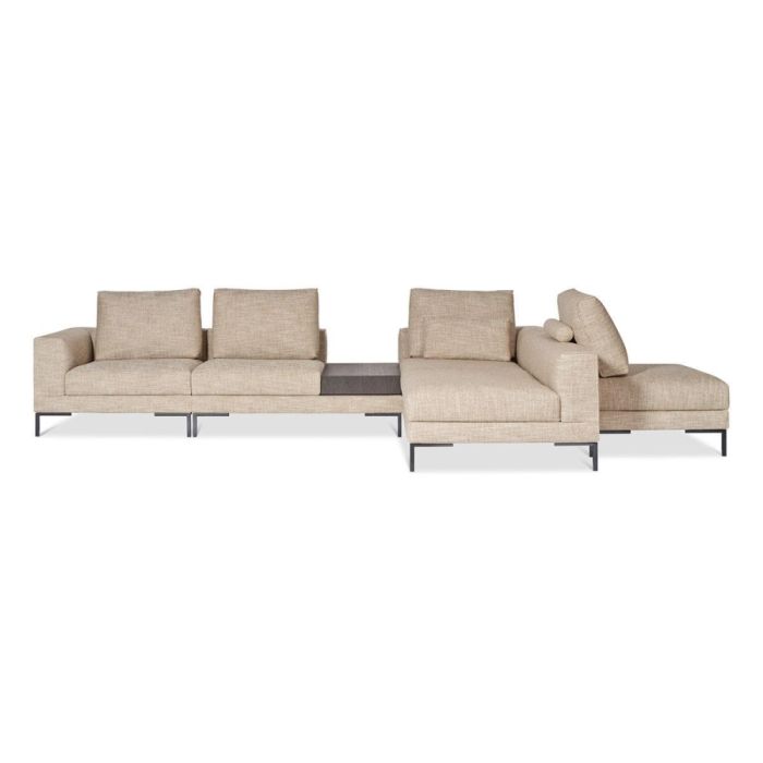 Extra brede Aikon Lounge 24 opstelling in beige stof met meerdere losse elementen, een open tafelelement in het midden en chaise longue rechts, op zwart metalen onderstel.