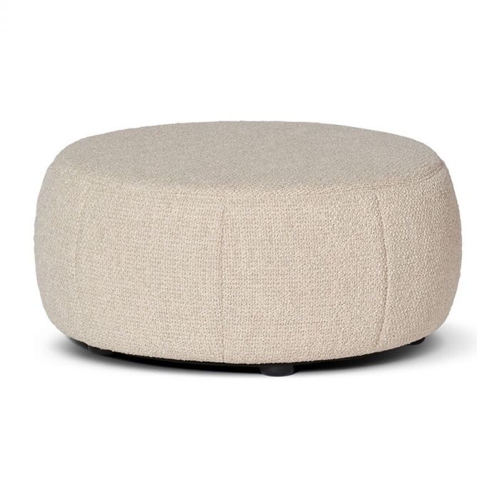 Poef Barrell van Design on Stock, een lage ronde poef in een lichte beige stof.