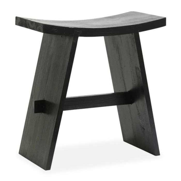 Zwarte houten kruk met gebogen zitting en stevige, schuine poten. Perspectief aanzicht.