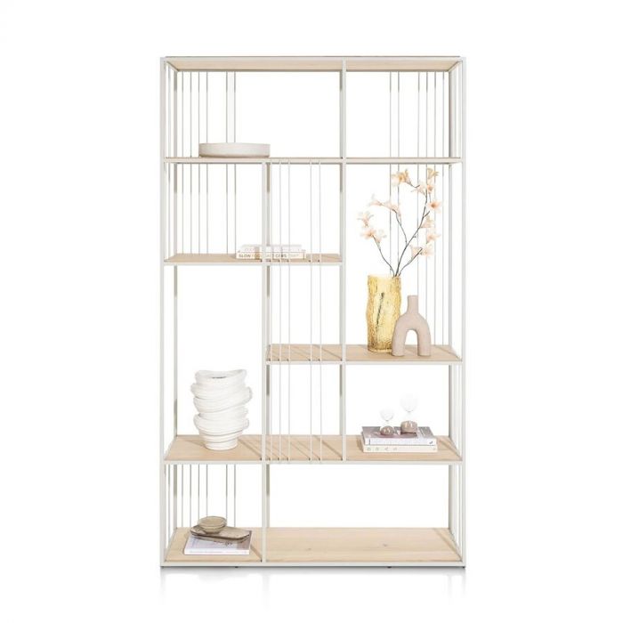 Roomdivider Niora met metalen frame en licht eikenfineer planken, gebruikt voor het decoreren van een moderne interieur met stijlvolle accessoires. Vooraanzicht.