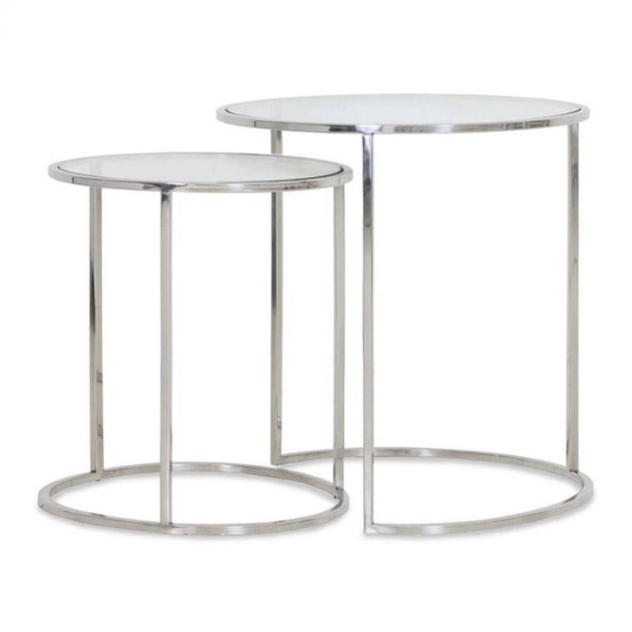 Set van twee bijzettafels met vernikkeld metalen frame en glazen blad in verschillende formaten.