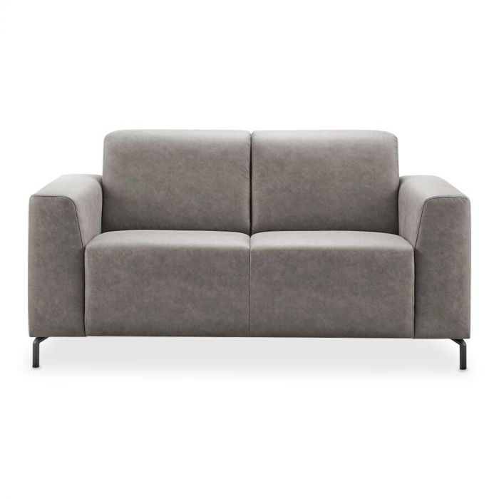 Grijze 2-zitsbank Aveiro met een natuurlijke leerlook, met twee decoratieve kussens en zwarte metalen poten.