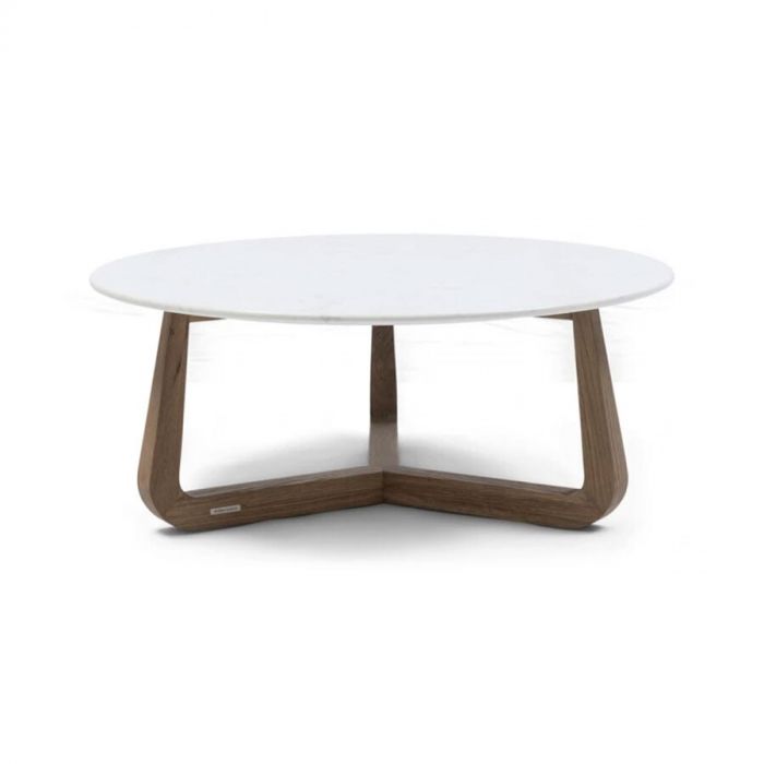 De Casone salontafel van riviera maison met een wit rond marmeren blad en een stevig houten onderstel in een modern kruisontwerp.