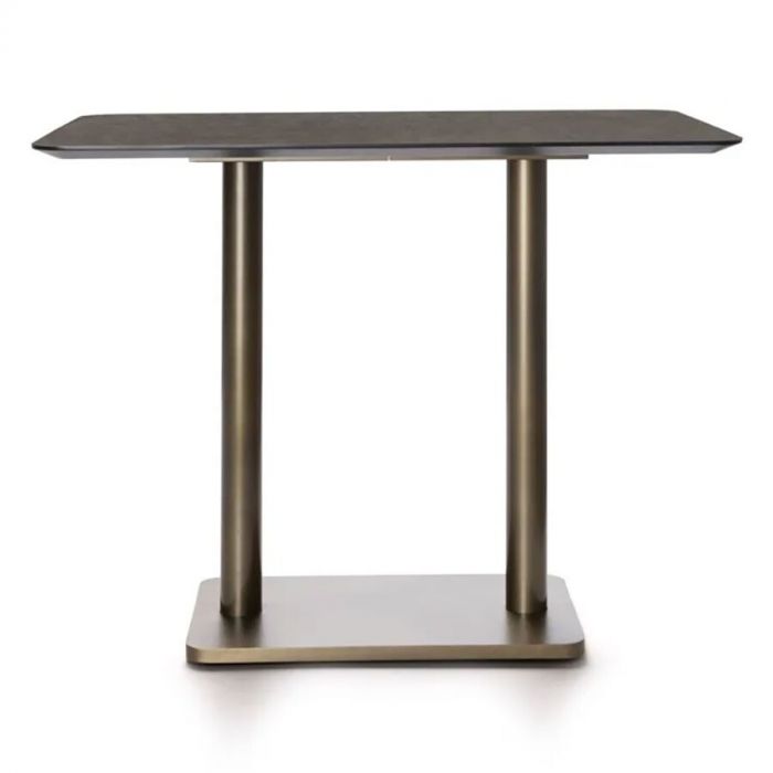 voorkant gouden rechthoekige bartafel met een antracietkleurig tafelblad, ondersteund door twee metalen kolompoten op een stevige basis.