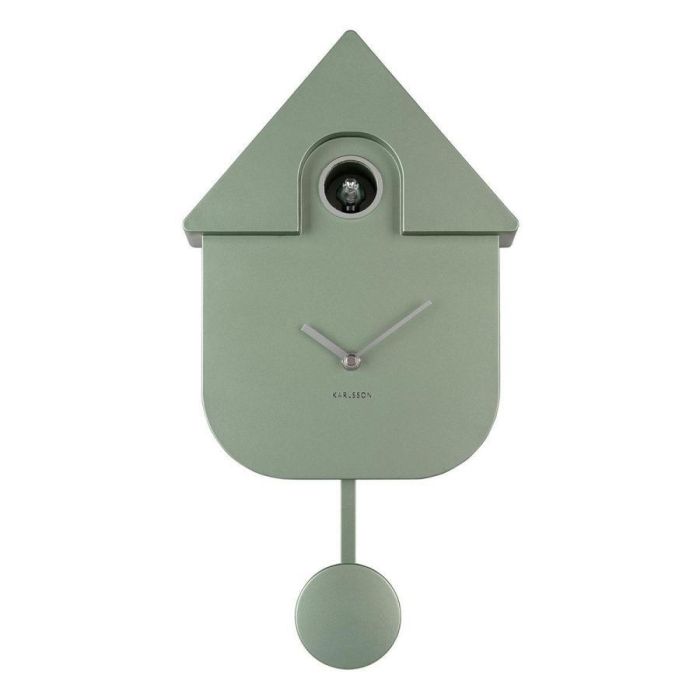  Karlsson Wandklok Modern Cuckoo metallic groen, frontaal beeld met witte wijzers, slinger en koekoeksvogeltje.