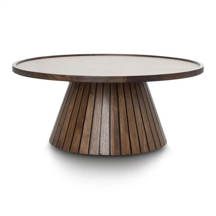 Een ronde salontafel Cleo van COCO Maison met een houten onderstel en een lichte tafelbladafwerking, geschikt voor moderne interieurs.