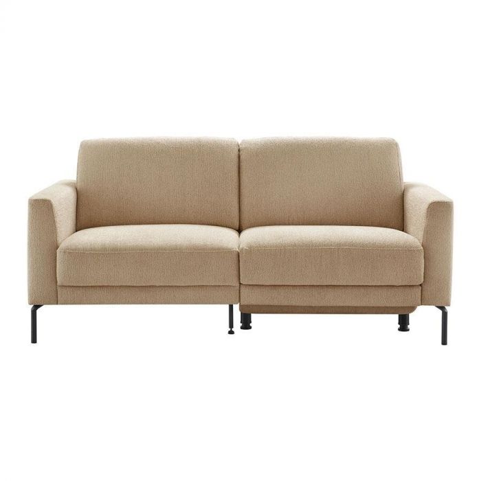 Beige 2,5-zitsbank Moscato van Pronto Wonen, vooraanzicht met strakke vormgeving en zwarte metalen poten.