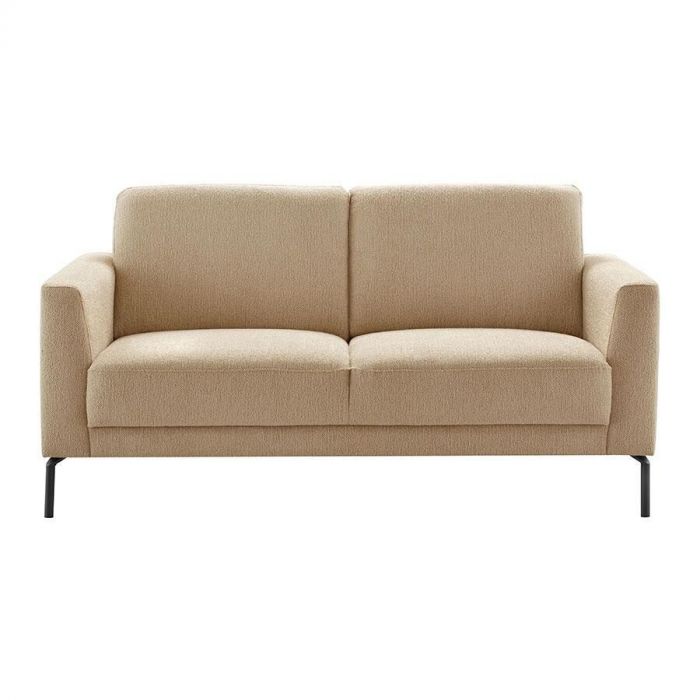 Vooraanzicht van de 2-zitsbank Moscato beige van Pronto Wonen. Een compacte bank met een strak design en zachte bekleding.