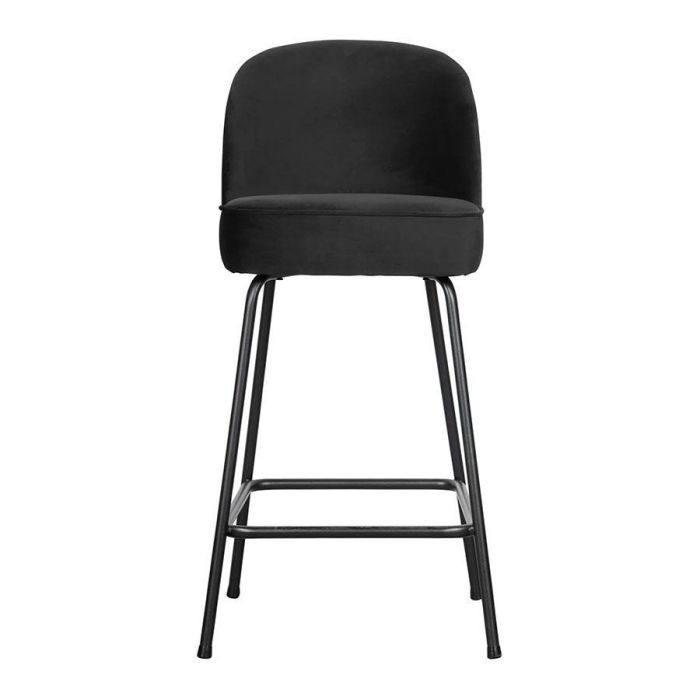 Vooraanzicht van barstoel Vogue met zwarte velvet bekleding en metalen poten.