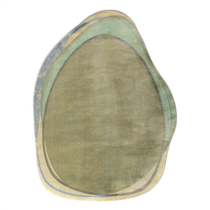 Bovenaanzicht van het organisch gevormde Pode vloerkleed Shallow Meadow met lagen in groen, blauw, geel en grijs.