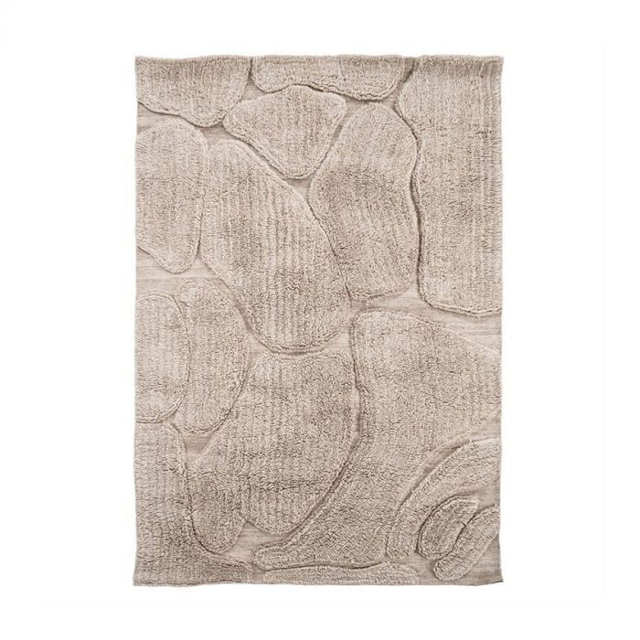 Vloerkleed Kala met steenachtige patronen en zachte texturen in neutrale tinten.